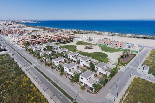 Luxe op maat gebouwde villa op 150 meter van zee